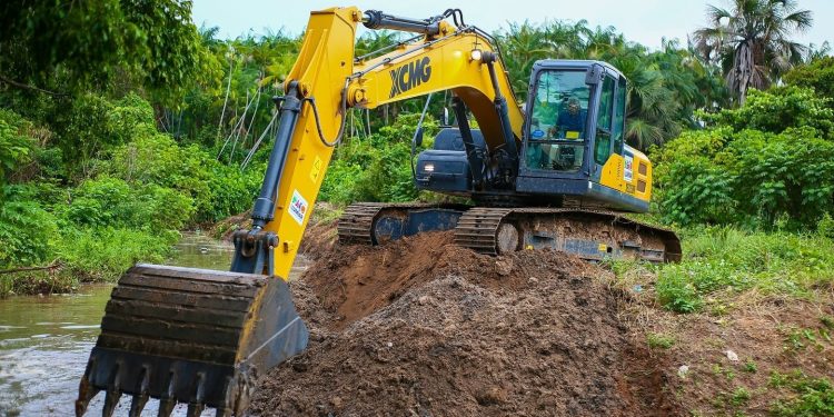 Paço do Lumiar : Prefeitura realiza limpeza do córrego na Sede do município para evitar isolamento da Zona Rural