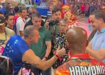 Prefeito  apanha, perde celular e cai durante Carnaval: Vídeo