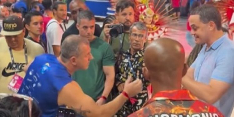 Prefeito apanha, perde celular e cai durante Carnaval: Vídeo