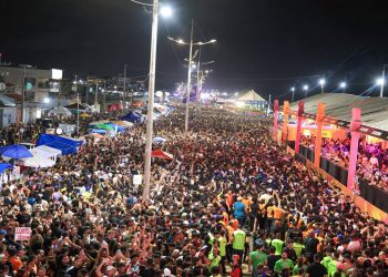 Jorge e Mateus e Felipe Amorim atraem multidão na primeira noite oficial do Vem pro Mar