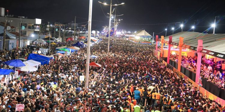 Jorge e Mateus e Felipe Amorim atraem multidão na primeira noite oficial do Vem pro Mar