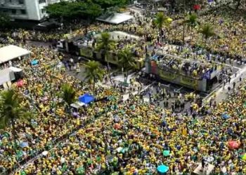 Manifestação pela anistia: Brasileiros lotam a Praia de Copacabana