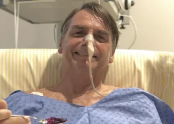 Bolsonaro passa por cirurgia no intestino em Brasília