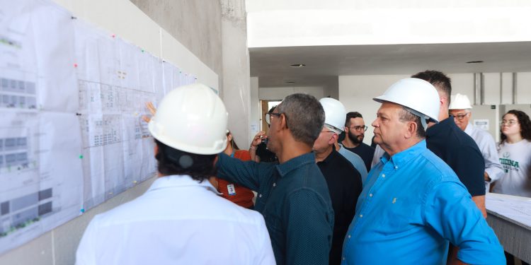 Carlos Brandão vistoria obras do Complexo de Ciências da Saúde da UEMA em São Luís