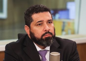 Enquanto os Correios afundam em prejuízo bilionário, presidente da estatal se concede aumento de 14%