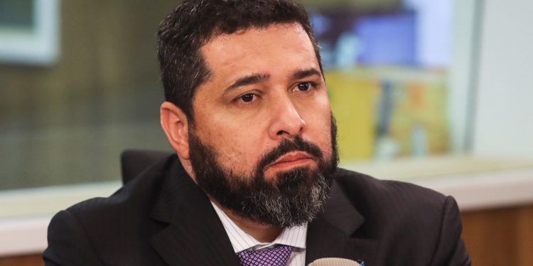 Enquanto os Correios afundam em prejuízo bilionário, presidente da estatal se concede aumento de 14%