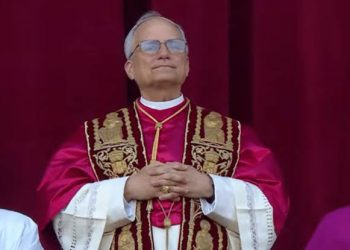 Com fala serena e aceno à paz, Prevost assume papado e ecoa legado franciscano