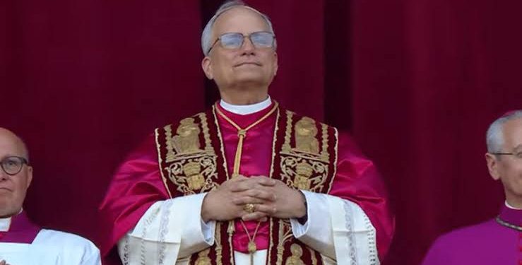 Com fala serena e aceno à paz, Prevost assume papado e ecoa legado franciscano