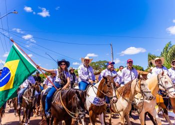 Presença que transforma: Orleans Brandão marca Cavalgada com anúncios que redesenham o futuro de São João do Paraíso.