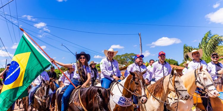 Presença que transforma: Orleans Brandão marca Cavalgada com anúncios que redesenham o futuro de São João do Paraíso.
