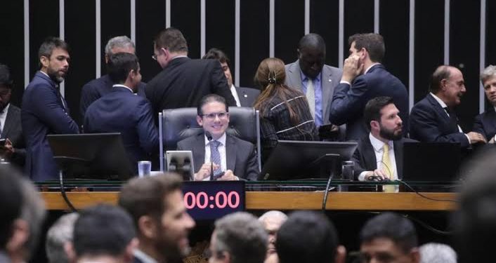 Câmara Federal vota a favor do povo e derruba aumento de imposto do governo Lula.