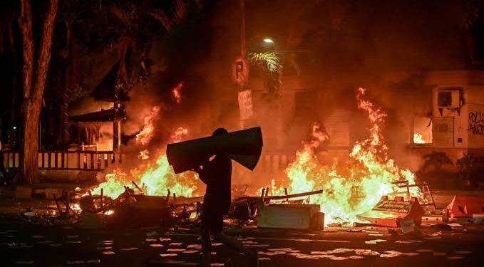 Indonésia em chamas: a fúria do povo contra privilégios de parlamentares