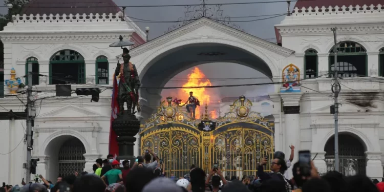 Nepal dissolve Parlamento e escolhe primeira-ministra interina após onda de protestos violentos