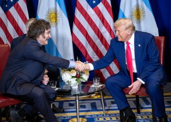Trump reafirma apoio a Milei e oferece ajuda de até US$ 20 bilhões à Argentina em encontro na Casa Branca