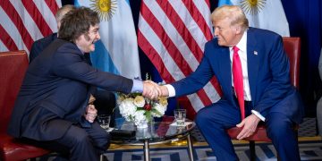 Trump reafirma apoio a Milei e oferece ajuda de até US$ 20 bilhões à Argentina em encontro na Casa Branca