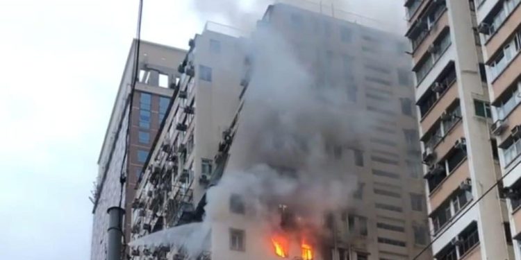 Número de mortos em incêndio em Hong Kong passa de 140
