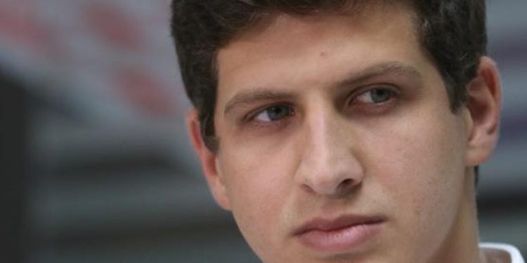 Prefeito João Campos leva filho de procuradora do TCE-PE do 63º ao 1º lugar em concurso público