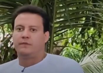 A ENGENHARIA DO DESESPERO: O TIRO QUE VOLTOU, CAMARÃO, O COMPADRIO E O ESPELHO INCÔMODO