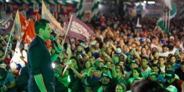 Multidão, pesquisa e força política: Orleans Brandão transforma ato em demonstração de prestígio no interior do Maranhão