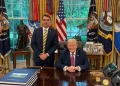 Flávio Bolsonaro intensifica agenda internacional e se reúne com Donald Trump na Casa Branca
