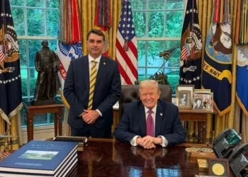 Flávio Bolsonaro intensifica agenda internacional e se reúne com Donald Trump na Casa Branca