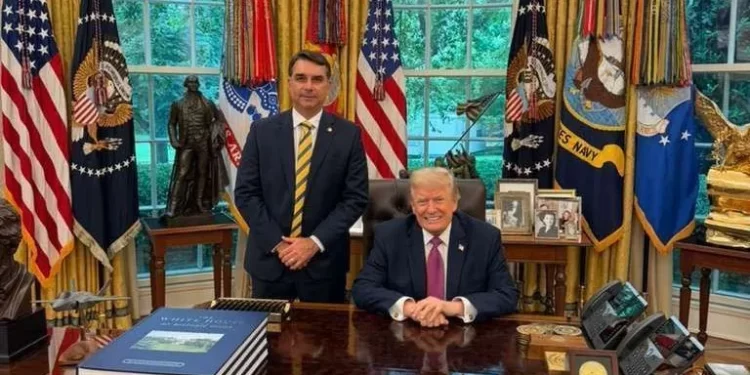 Flávio Bolsonaro intensifica agenda internacional e se reúne com Donald Trump na Casa Branca