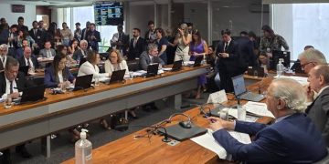 Senado avança com projeto da “OAB da Medicina” e debate sobre formação médica ganha força no país