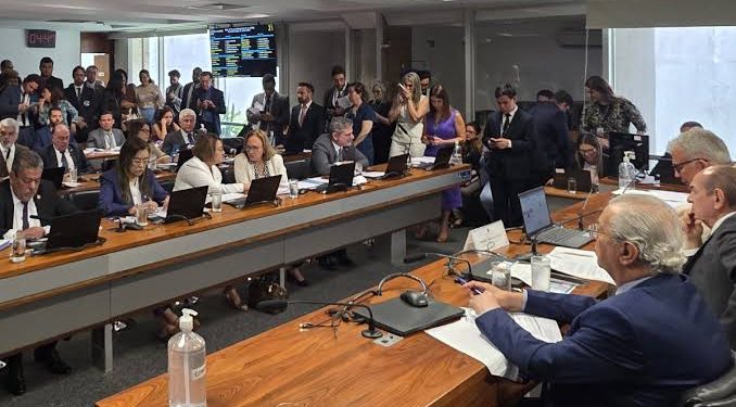 Senado avança com projeto da “OAB da Medicina” e debate sobre formação médica ganha força no país