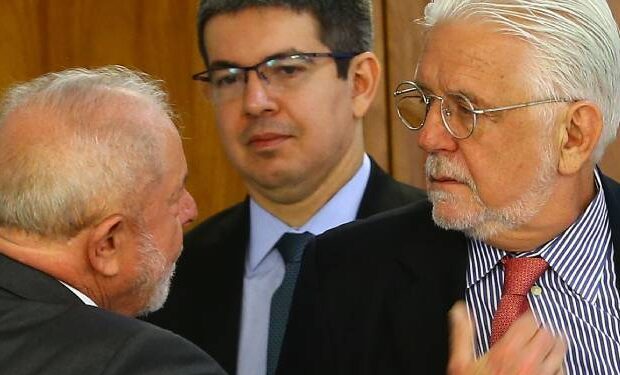 Lula espera renúncia de Jaques Wagner da liderança do governo, dizem aliados