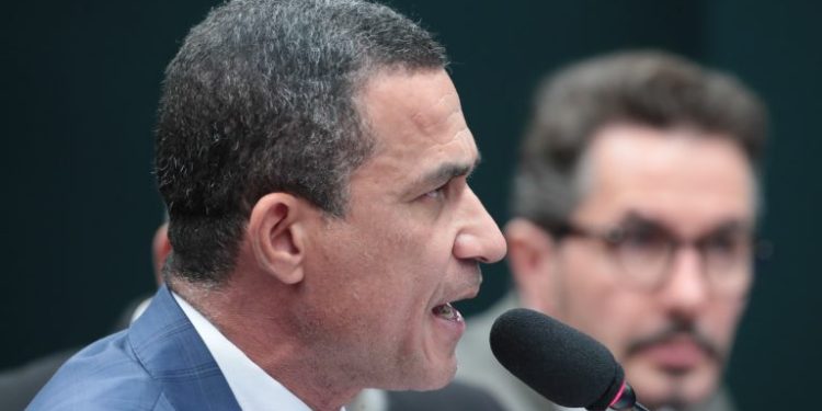 Comissão de Constituição e Justiça aprova PEC que reduz maioridade penal  Fonte: Agência Câmara de Notícias