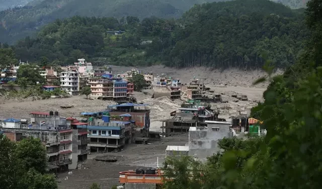 Tragédia no Himalaia: deslizamento e enchentes deixam quase 800 mortos e mais de 3 mil desaparecidos no Nepal