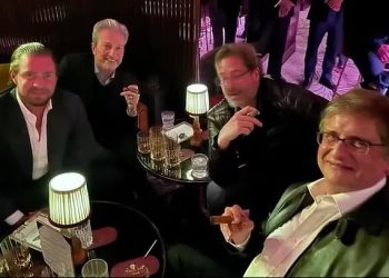 Foto no telefone de Daniel Vorcaro mostra Paulo Gonet fumando charuto com ex-banqueiro em Londres