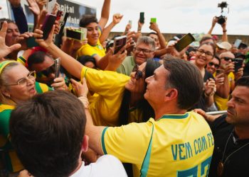 Flávio Bolsonaro leva campanha às ruas de São Luís e promete ampliar investimentos no Maranhão