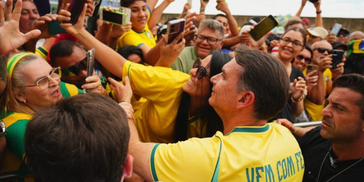 Flávio Bolsonaro leva campanha às ruas de São Luís e promete ampliar investimentos no Maranhão