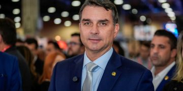 Tirou boas notas? Flávio Bolsonaro quer remunerar  alunos para ensinar colegas