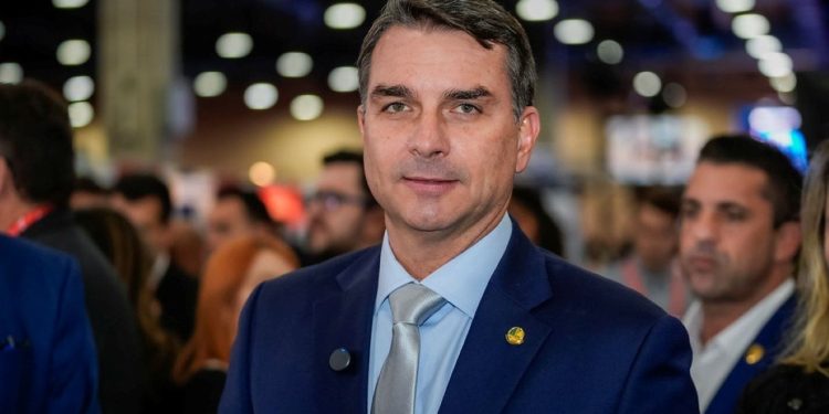 Tirou boas notas? Flávio Bolsonaro quer pagar alunos para ensinar colegas