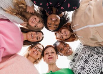 Proteção, renda e autonomia: o plano de Flávio Bolsonaro para as mulheres