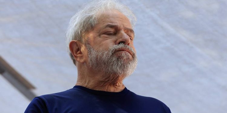 Brasil caminha para o maior imposto do mundo quase 30% sobre o consumo e acende alerta para fuga de empresas e desemprego.