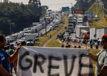 Caminhoneiros ameaçam parar o Brasil em 5 de novembro; abastecimento entra em alerta