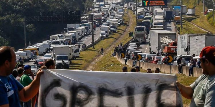 Caminhoneiros ameaçam parar o Brasil em 5 de novembro; abastecimento entra em alerta
