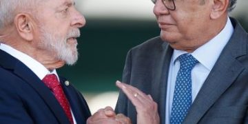 Saúde: desvalorização dos profissionais da enfermagem Lula distribui promessas, o STF engaveta o piso e a conta fica sem endereço.